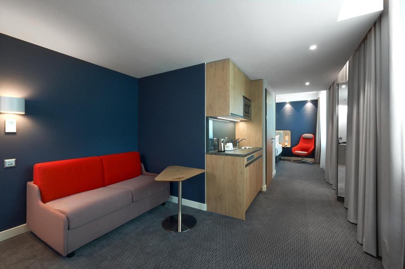 Holiday Inn Express & Suites - Basel - Allschwil By Ihg Exterior foto